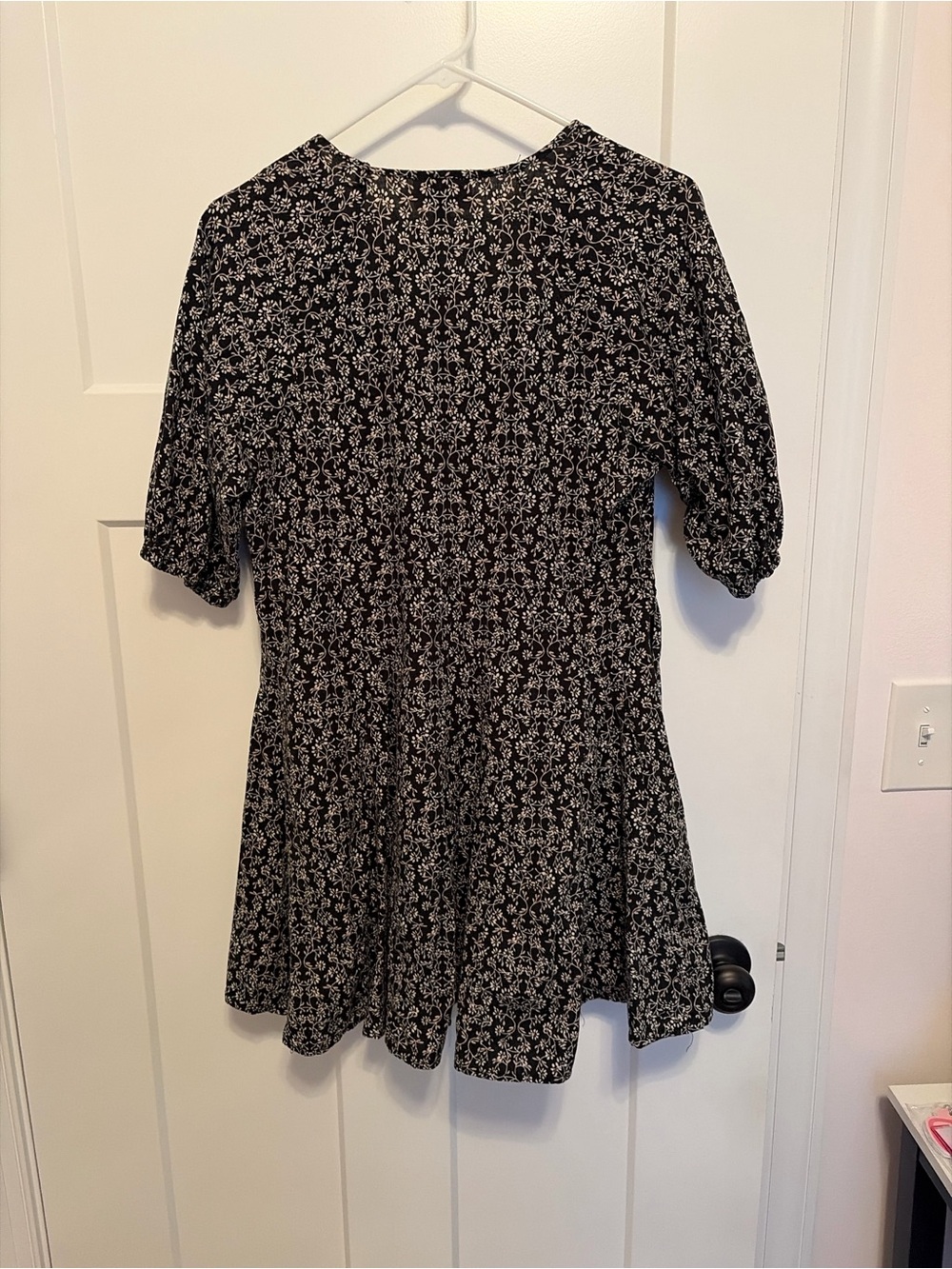 Universal Thread Black and White Floral Short Sleeve Tunic